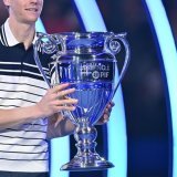 Jannik Sinner avec le trophée de no 1 KEYSTONE/EPA/ALESSANDRO DI MARCO